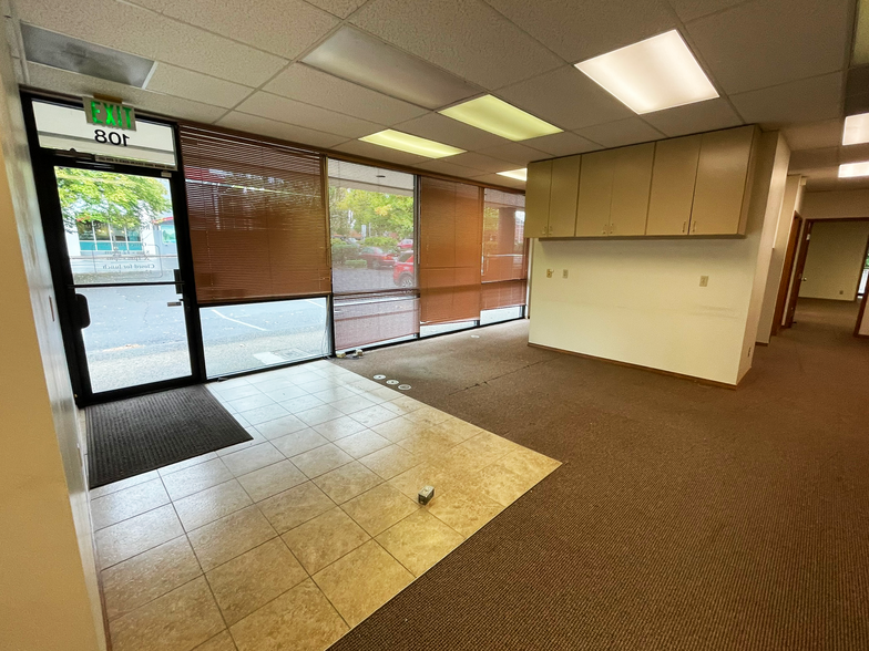 108 E Mill Plain Blvd, Vancouver, WA for lease - Building Photo - Image 3 of 9