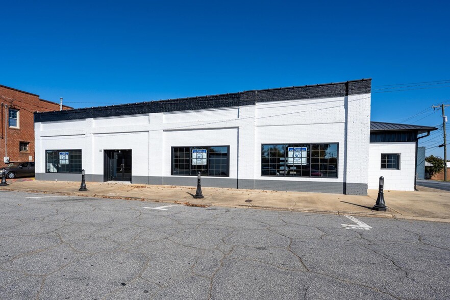 110 E A St, Newton, NC for lease - Building Photo - Image 2 of 17