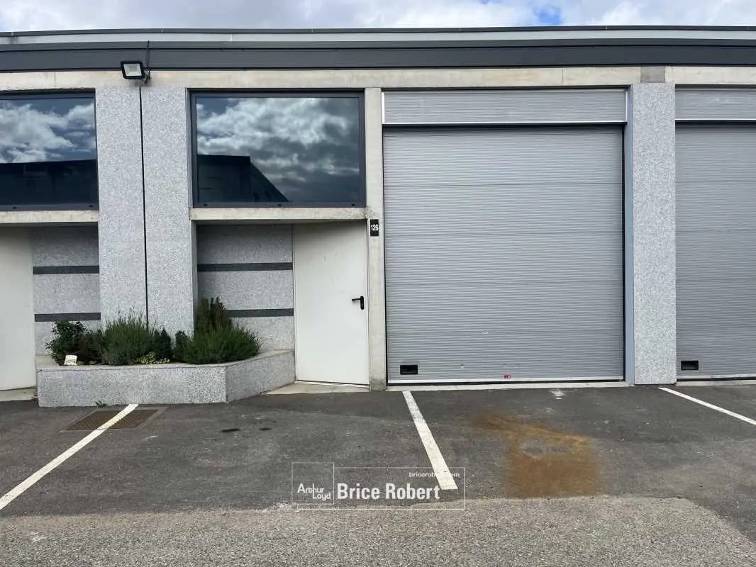 Flex in Vénissieux for lease Building Photo- Image 1 of 6