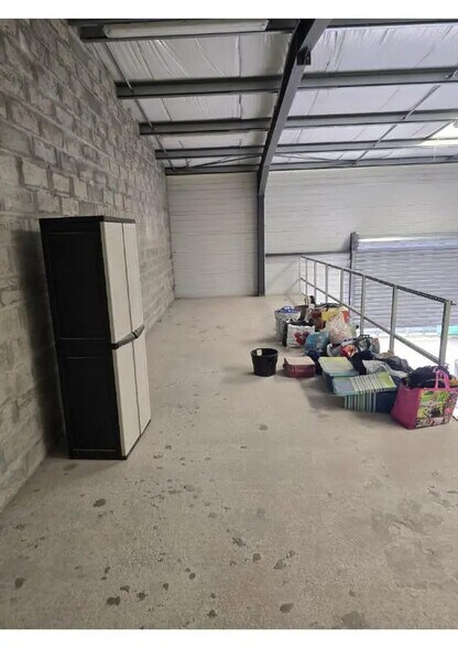 Flex in Eysines for lease - Interior Photo - Image 1 of 4