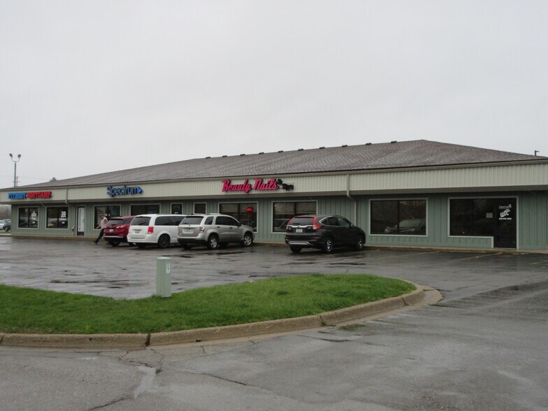 380-408 Oaks Xing, Plainwell, MI for sale - Building Photo - Image 1 of 1