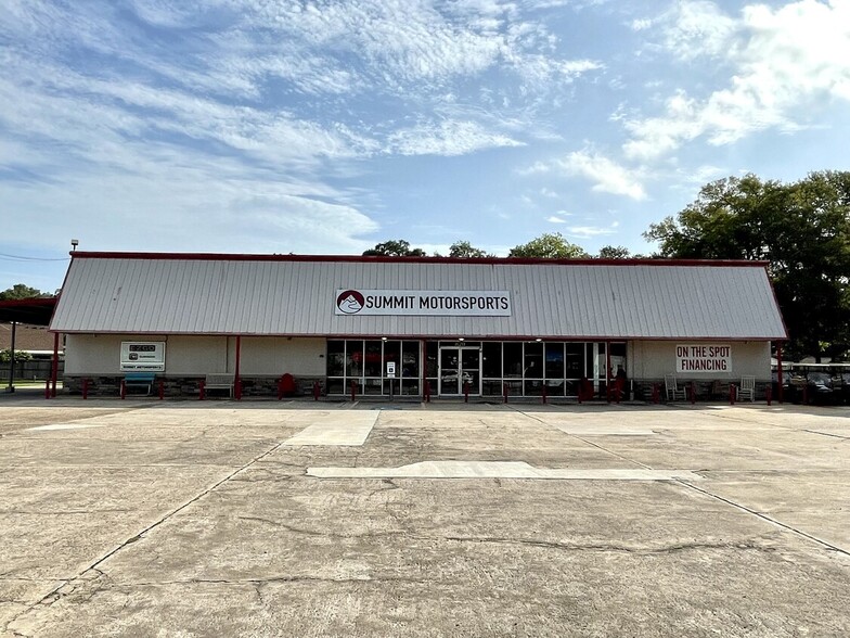 Retail in Clute, TX for sale - Building Photo - Image 1 of 1