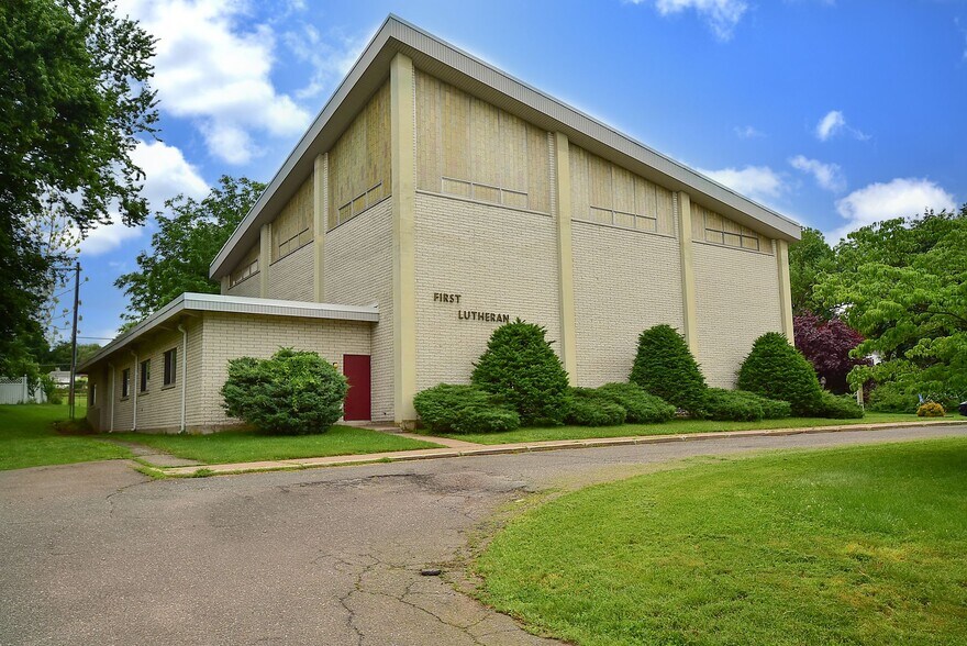 154 Orchard St, Ellington, CT for sale - Building Photo - Image 1 of 1