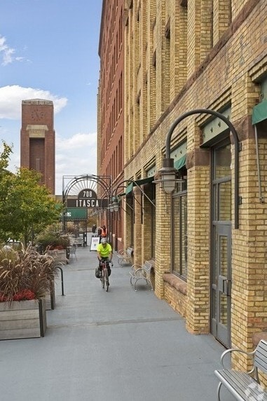 702-722 N 1st St N, Minneapolis, MN for lease Building Photo- Image 1 of 6