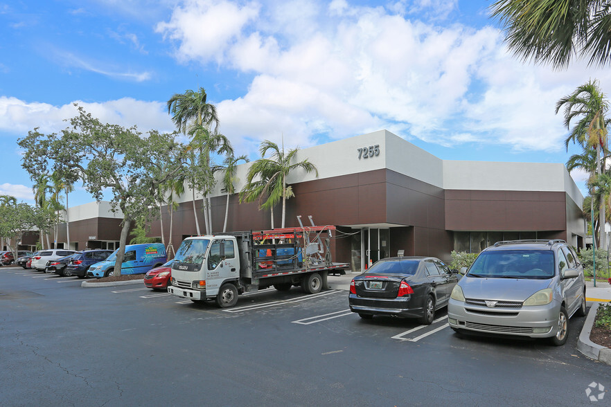 7255 Corporate Center Dr, Miami, FL for lease - Building Photo - Image 3 of 3