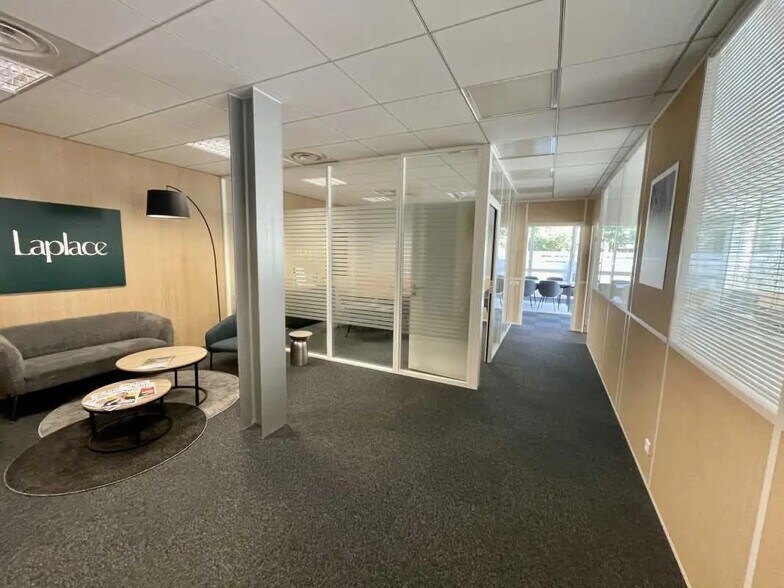 Office in Mont-Saint-Aignan for lease - Interior Photo - Image 3 of 9