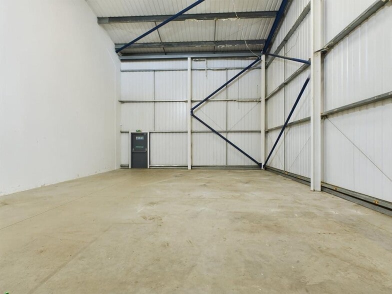 170 Rowan Rd, London for lease - Building Photo - Image 2 of 10