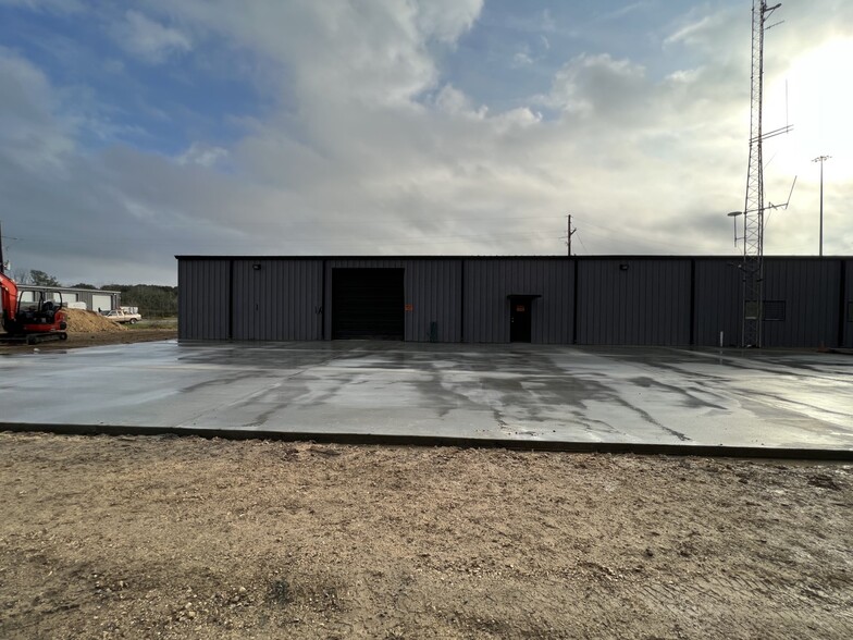 1910 W Cardinal Dr, Beaumont, TX for lease - Building Photo - Image 3 of 9