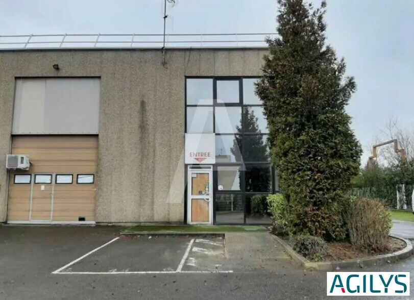 Flex in Coignières for lease - Building Photo - Image 1 of 5