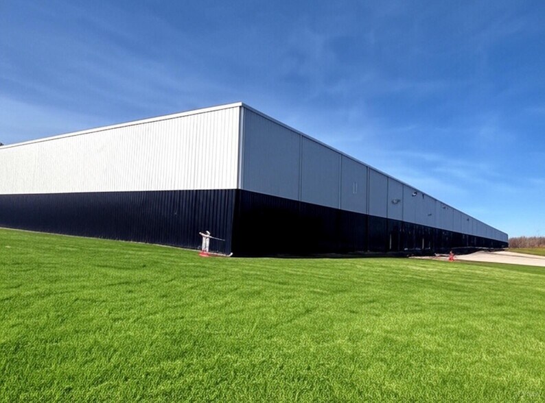 2426 Madison Technology Dr, Jackson, TN for lease - Building Photo - Image 2 of 2