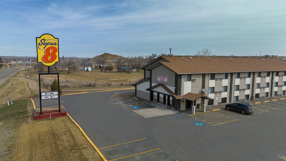 2006 S Haynes Ave, Miles City, MT for sale - Primary Photo - Image 1 of 29