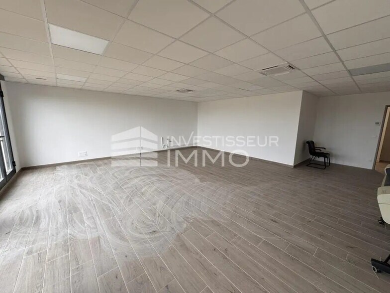 Office in Saint-Pathus for lease - Interior Photo - Image 2 of 9