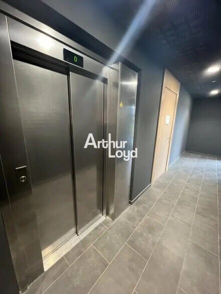 Office in Puget-sur-Argens for lease - Building Photo - Image 3 of 24