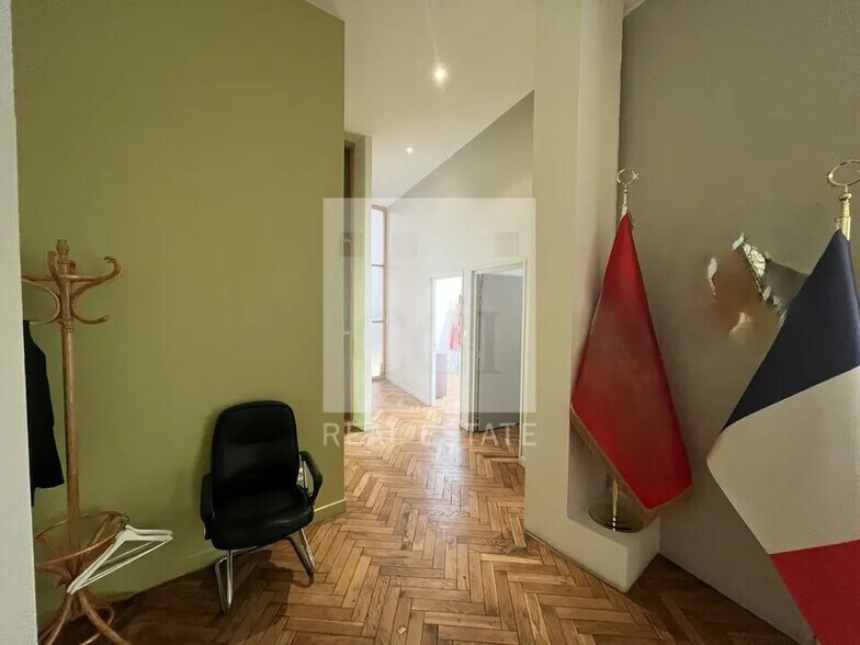 Office in Lyon for lease - Interior Photo - Image 3 of 6