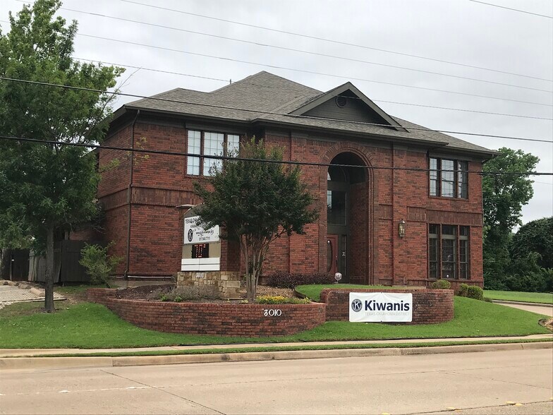 3010 W Park Row Dr, Pantego, TX 76013