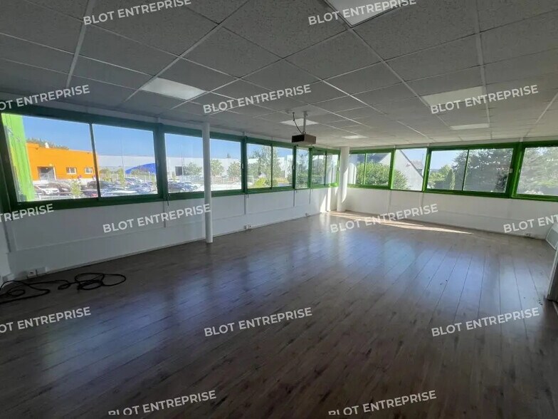 Office in Carquefou for lease - Interior Photo - Image 1 of 9
