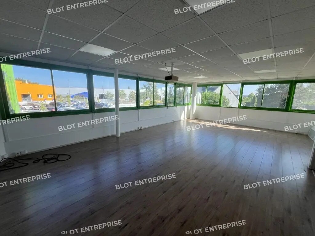 Office in Carquefou for lease Interior Photo- Image 1 of 10