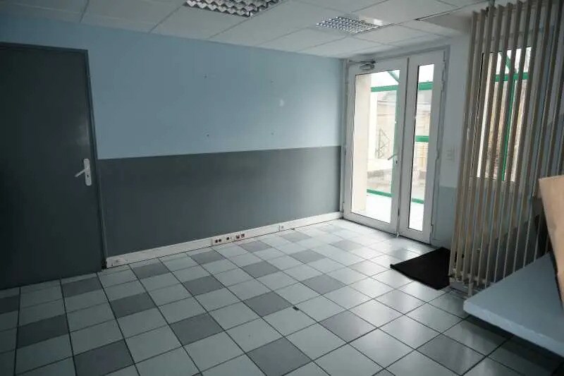 Office in Harly for lease - Building Photo - Image 3 of 4