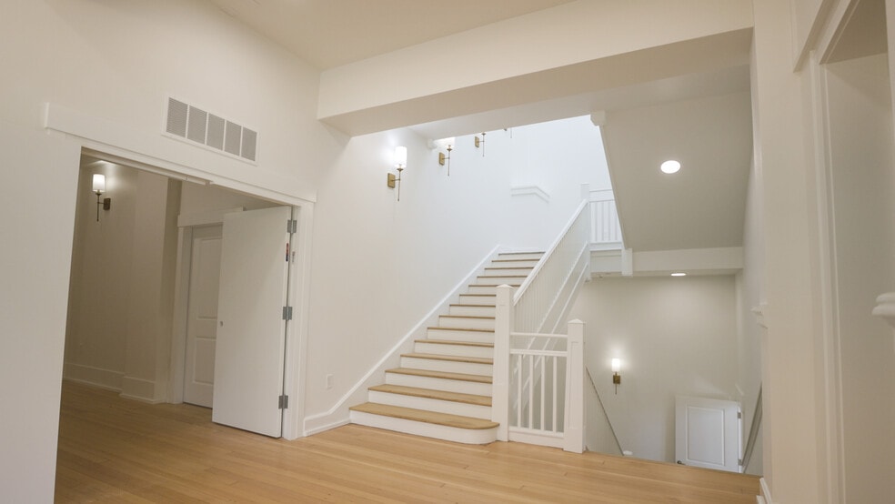 550 N 1st St, Woodburn, OR for sale - Building Photo - Image 2 of 51