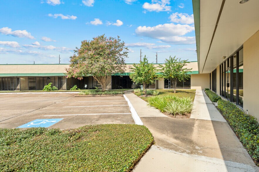 11200-11248 Wilcrest Green Dr, Houston, TX for lease - Building Photo - Image 2 of 33