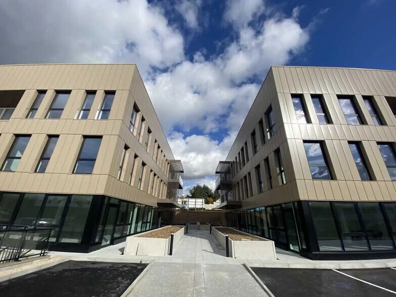 Flex in Limonest for lease - Building Photo - Image 2 of 18