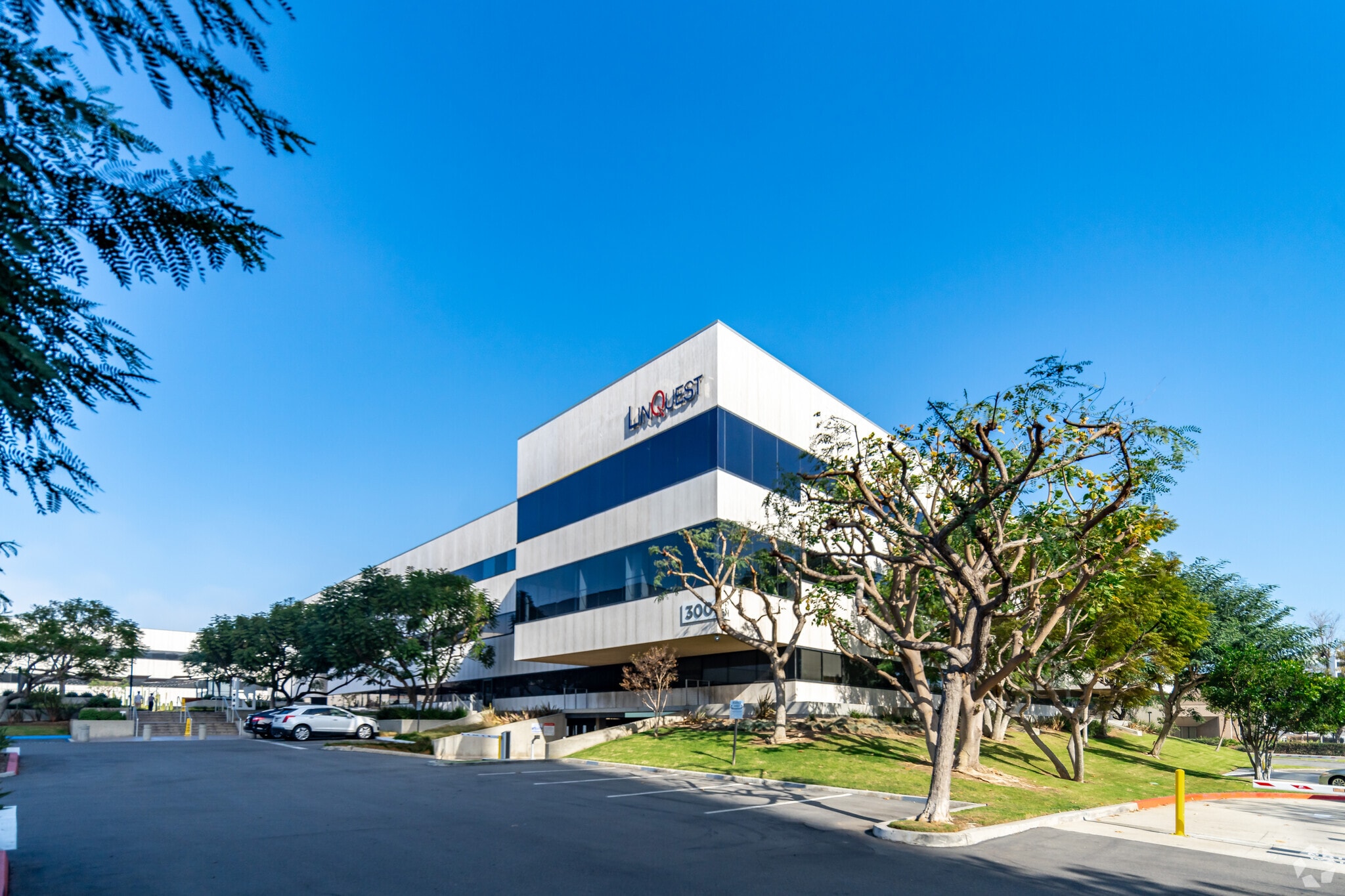 300 N Pacific Coast Hwy, El Segundo, CA for lease Primary Photo- Image 1 of 26