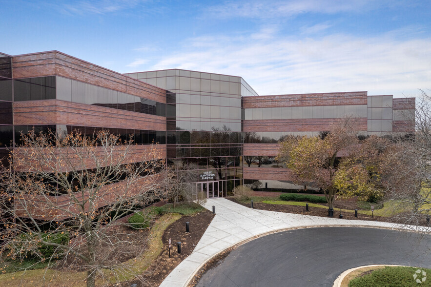 3 Hawthorn Pky, Vernon Hills, IL for lease - Building Photo - Image 1 of 8