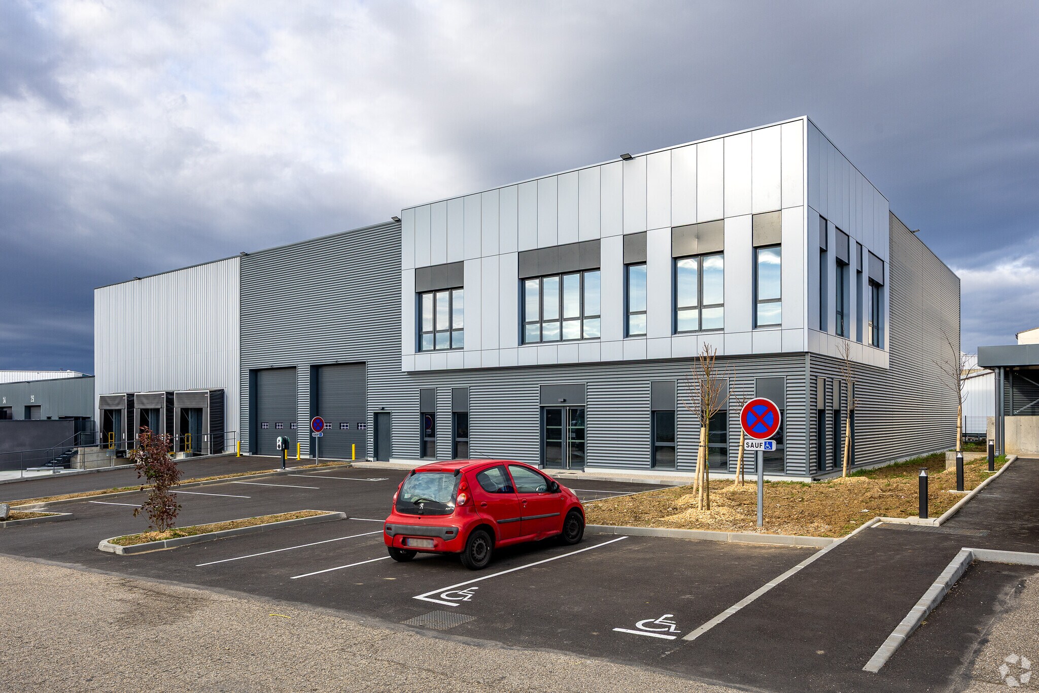 Flex in Corbas for lease Primary Photo- Image 1 of 5