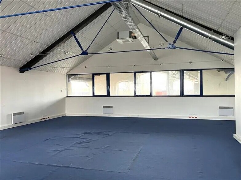 Office in Bourges for lease - Building Photo - Image 3 of 5