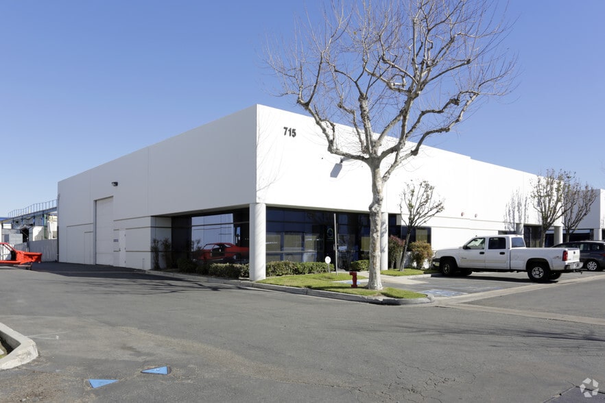 715 E Debra Ln, Anaheim, CA for lease - Primary Photo - Image 1 of 5