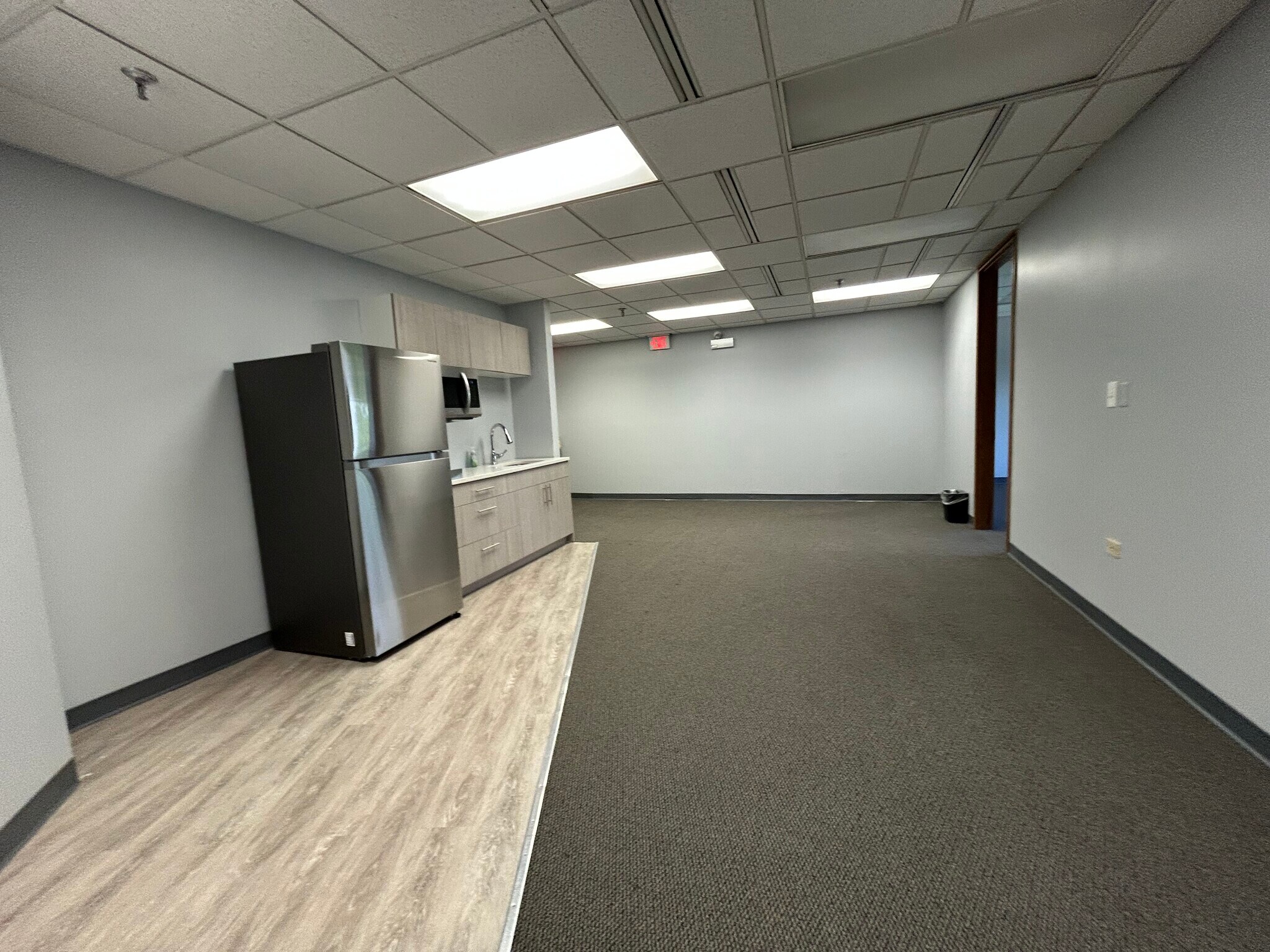 8831-8833 Gross Point Rd, Skokie, IL for lease Interior Photo- Image 1 of 5