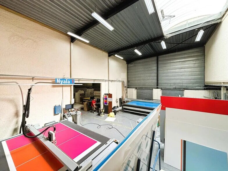 Flex in Les Ulis for lease - Interior Photo - Image 3 of 9