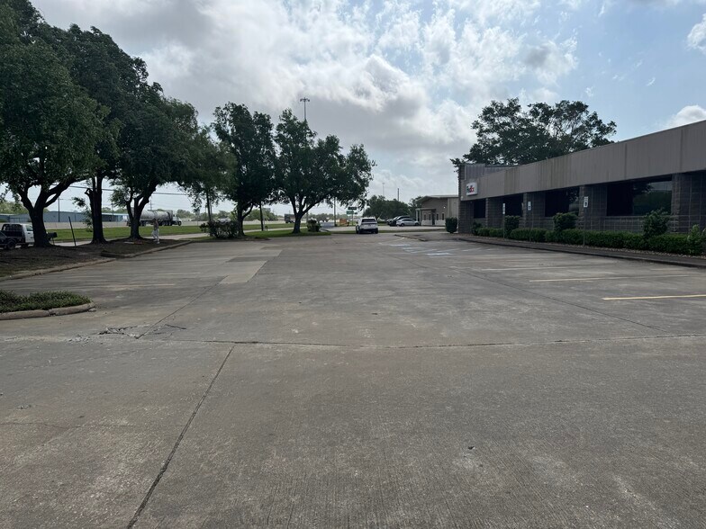 3915 W Cardinal Dr, Beaumont, TX for sale - Building Photo - Image 3 of 14
