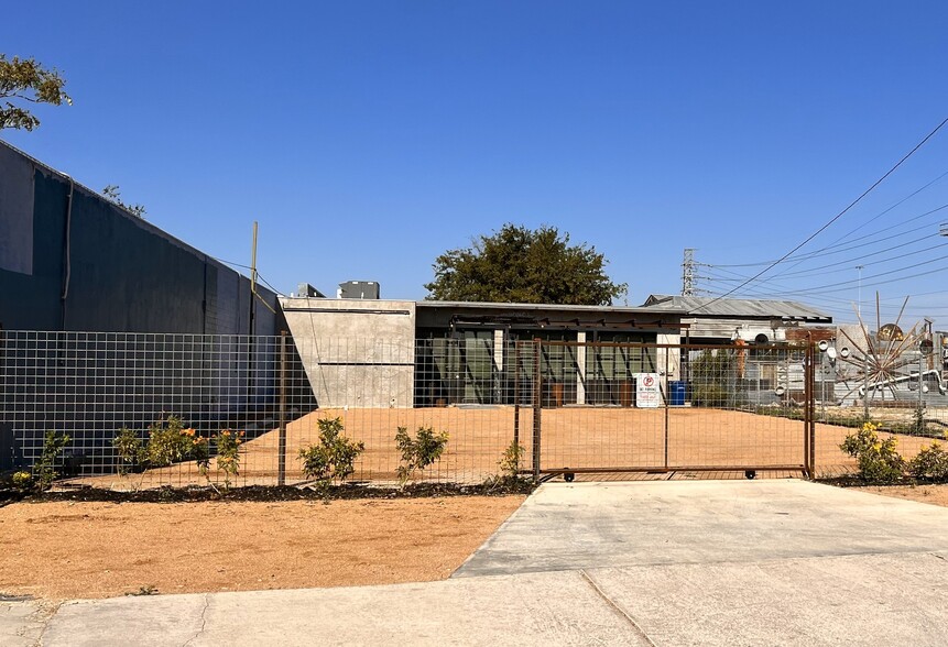 1101 S Roosevelt Ave, San Antonio, TX for sale - Building Photo - Image 1 of 8