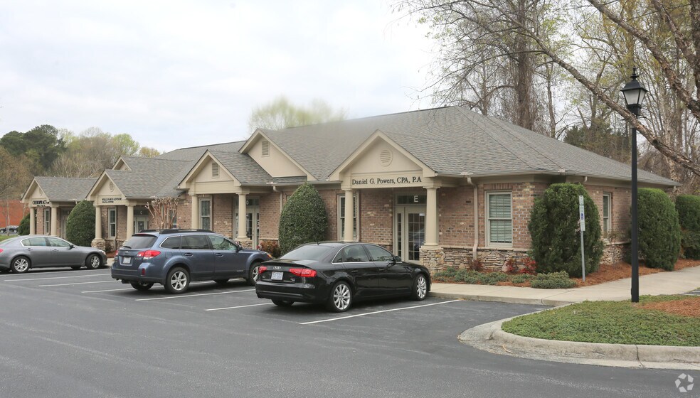 2020 New Garden Rd, Greensboro, NC 27410