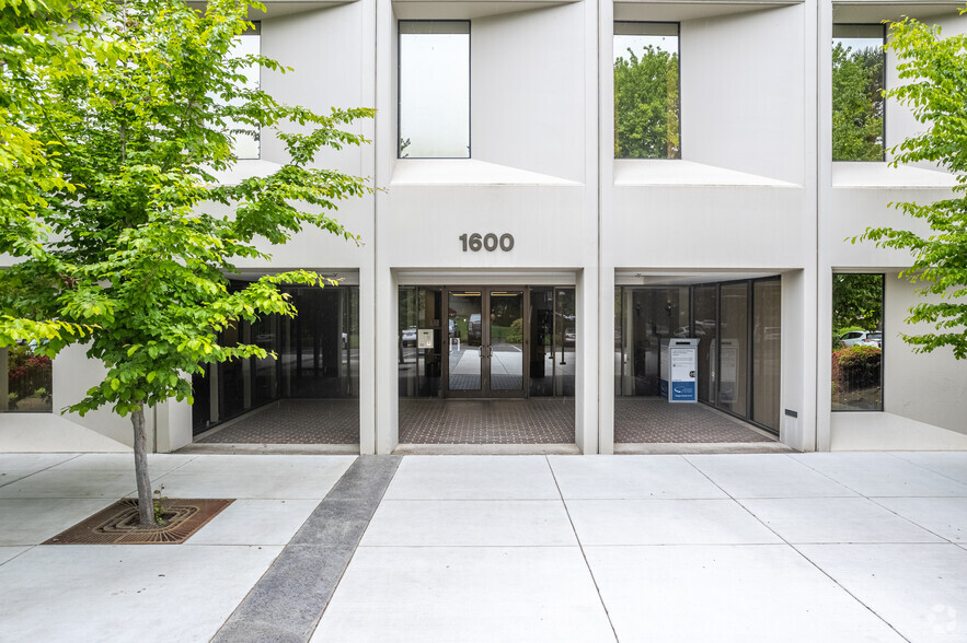 1600 Valley River Dr, Eugene, OR for lease - Building Photo - Image 3 of 4