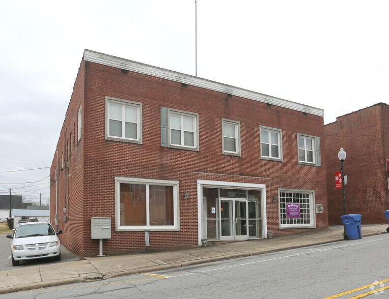 205 W Main St, Mayodan, NC 27027