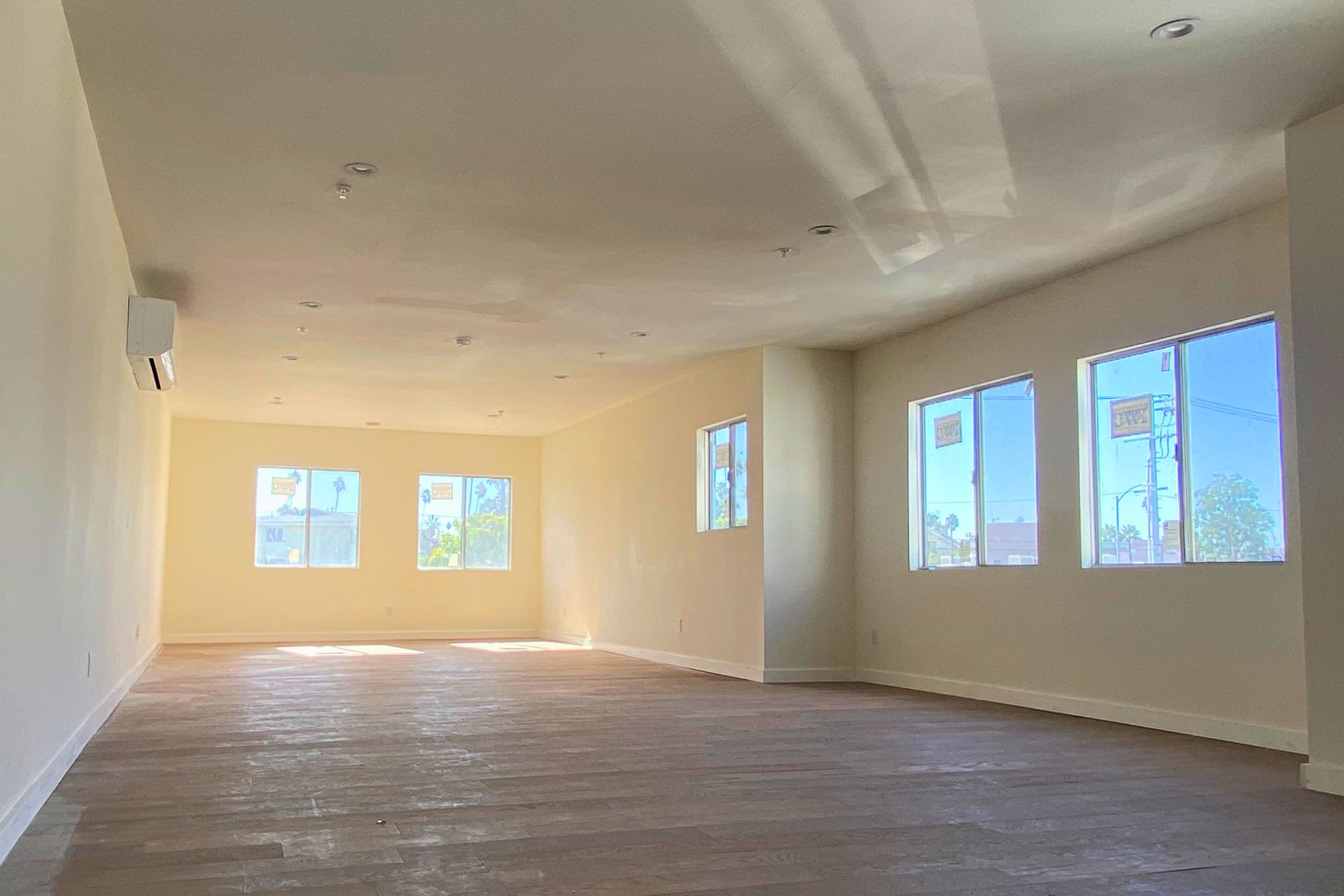 2071 W Washington Blvd, Los Angeles, CA for lease Interior Photo- Image 1 of 8