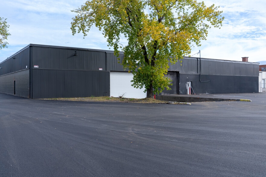 5045 Ontario E, Montréal, QC for lease - Building Photo - Image 2 of 11