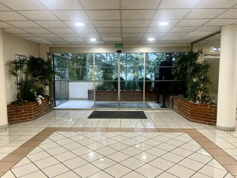 Office in Rouen for lease - Building Photo - Image 2 of 11