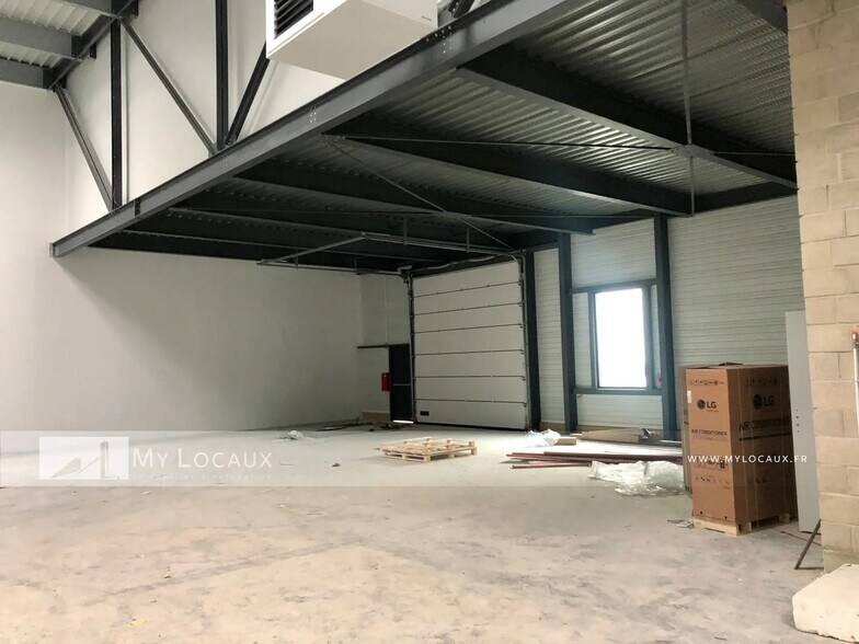 Flex in Villeneuve-la-Garenne for lease - Interior Photo - Image 2 of 4