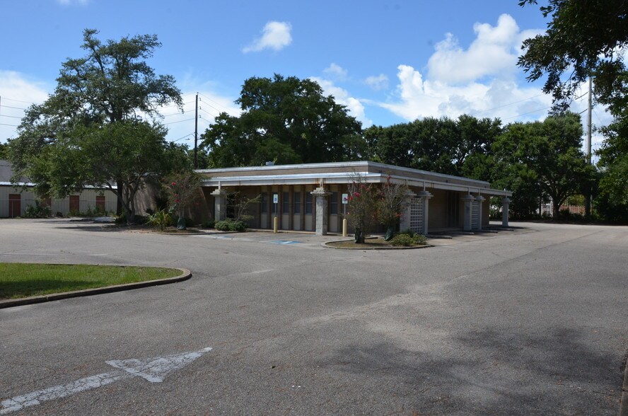 2306 Pass Rd, Biloxi, MS 39531