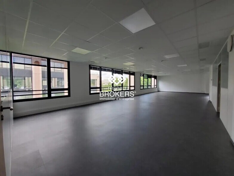 Office in Epagny Metz-Tessy for lease - Interior Photo - Image 2 of 7