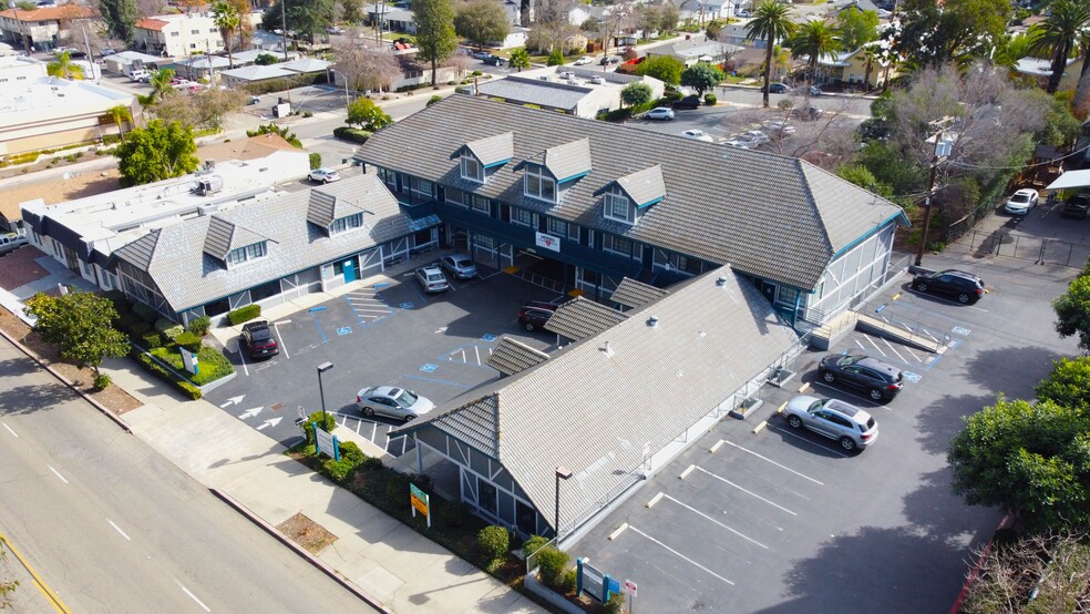 625-645 E Grand Ave, Escondido, CA for lease - Building Photo - Image 2 of 7