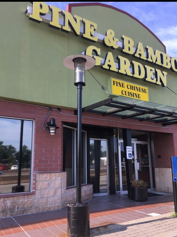 10905 Shawnee Mission Pky, Shawnee Mission, KS for lease Interior Photo- Image 1 of 6