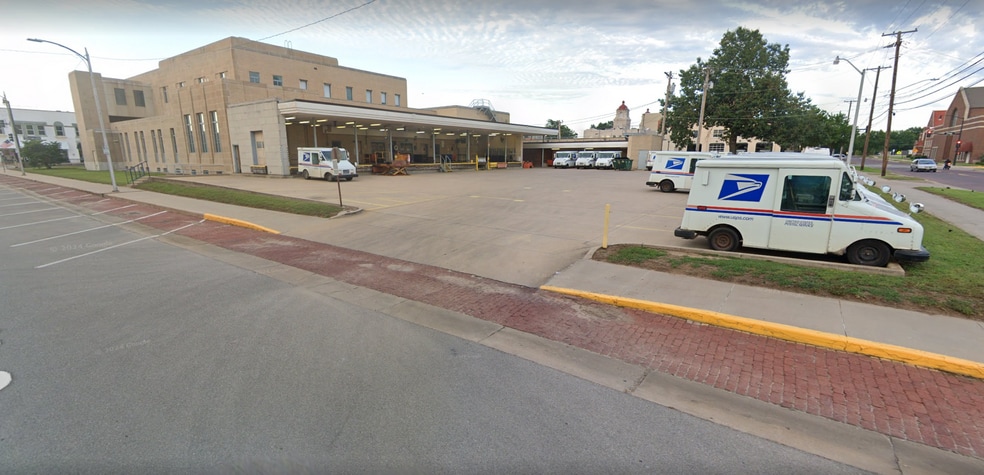 402 E Grand Ave, Ponca City, OK for lease - Building Photo - Image 2 of 5