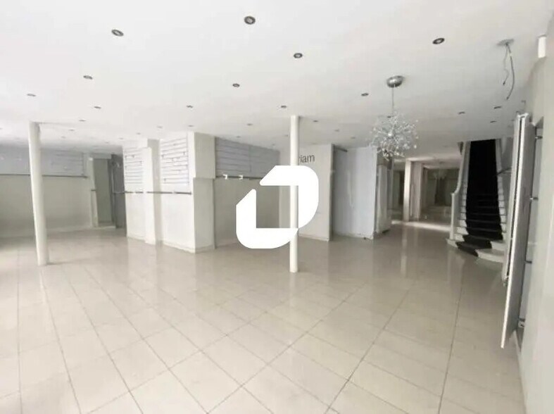 Retail in Paris for lease - Interior Photo - Image 2 of 5