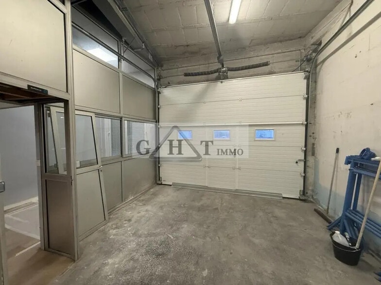 Industrial in Montreuil for sale - Interior Photo - Image 2 of 6