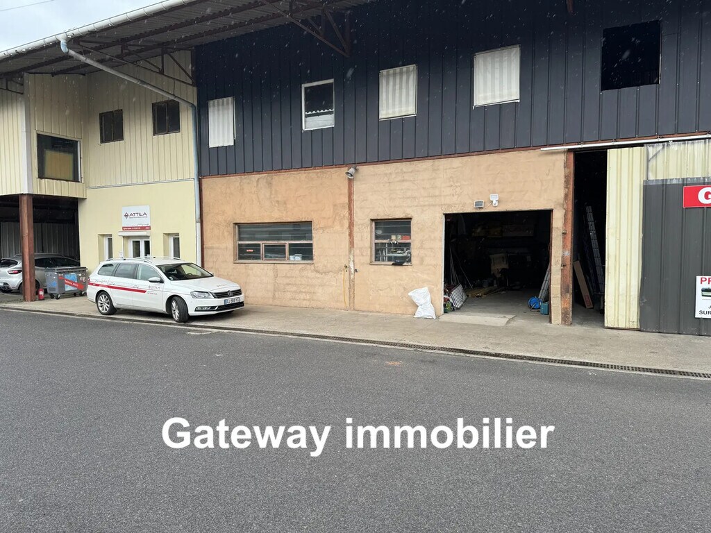 Location Entrepôt 210 m² - Photo 1