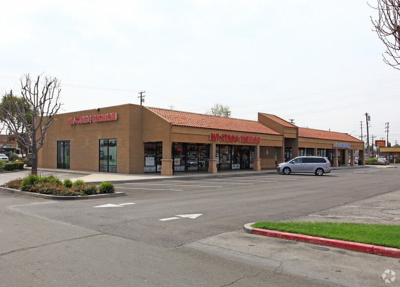 17200-17228 Lakewood Blvd, Bellflower, CA for lease - Building Photo - Image 1 of 11